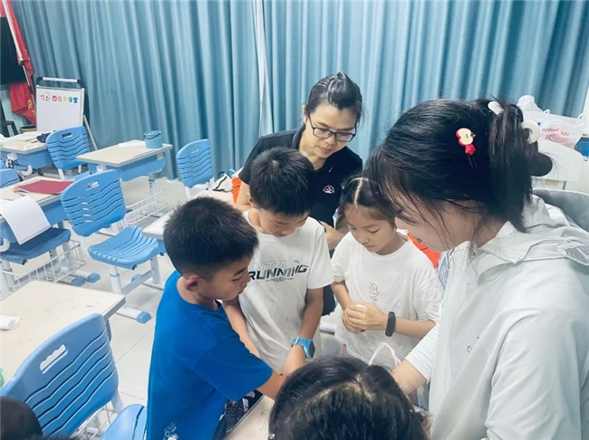 西游奇遇记巧手绘非遗——外国语学院“青葵”志愿服务团走进宁康园社区开展四点半课堂活动(图2)