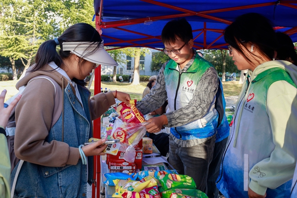 十四载爱心公益“不打烊”安庆师大开展运动会公益展销活动(图1)