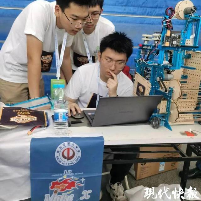 与AI智能体对话、无人机空中作画南京九中学子玩转科技超能力(图5)