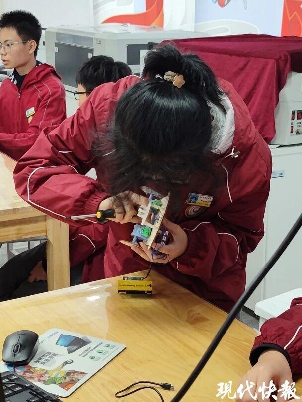 与AI智能体对话、无人机空中作画南京九中学子玩转科技超能力(图6)