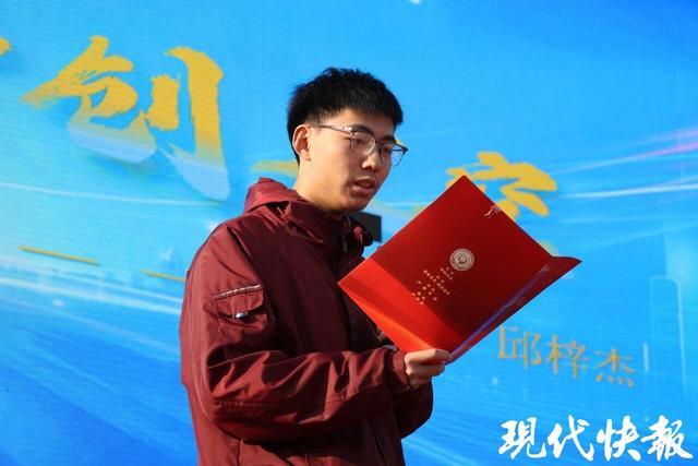 与AI智能体对话、无人机空中作画南京九中学子玩转科技超能力(图2)