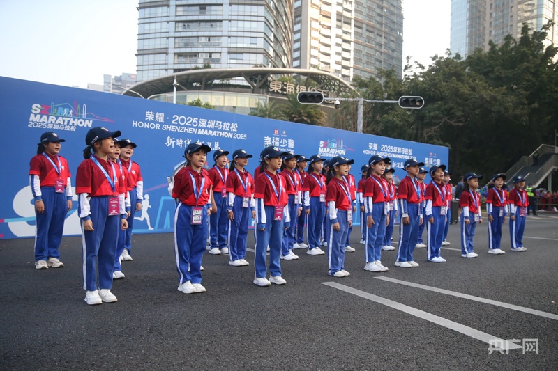 深圳少警化身“能量加油站”助跑马拉松