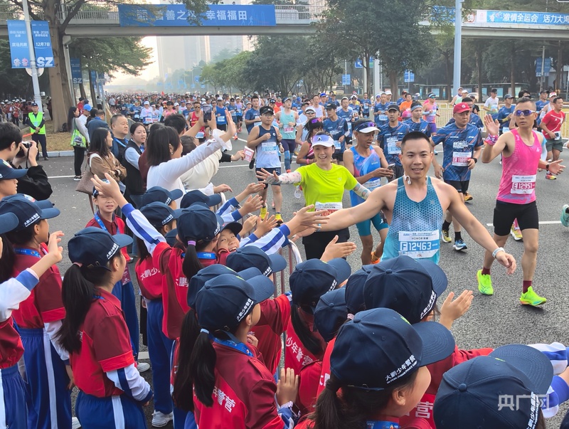 深圳少警化身“能量加油站”助跑马拉松(图2)
