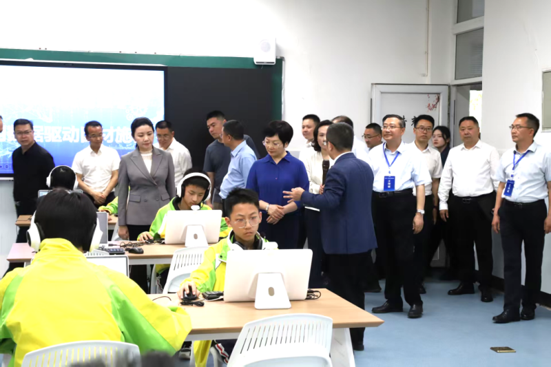 科技赋能成长智慧点亮未来南充市中小学人工智能教育现场推进会在营山中学成功举办(图2)