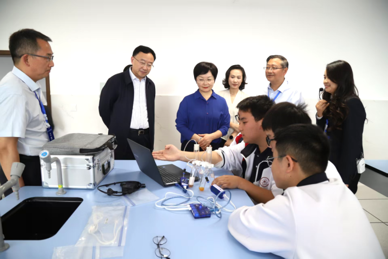 科技赋能成长智慧点亮未来南充市中小学人工智能教育现场推进会在营山中学成功举办(图1)