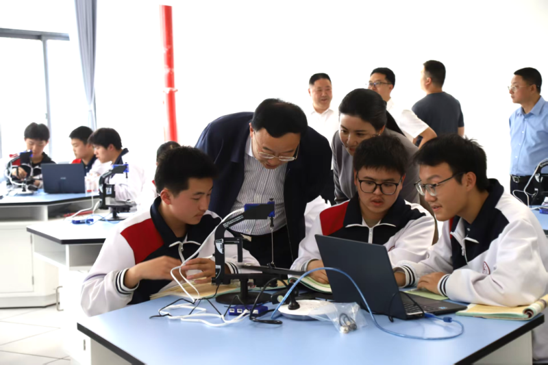 科技赋能成长智慧点亮未来南充市中小学人工智能教育现场推进会在营山中学成功举办(图3)